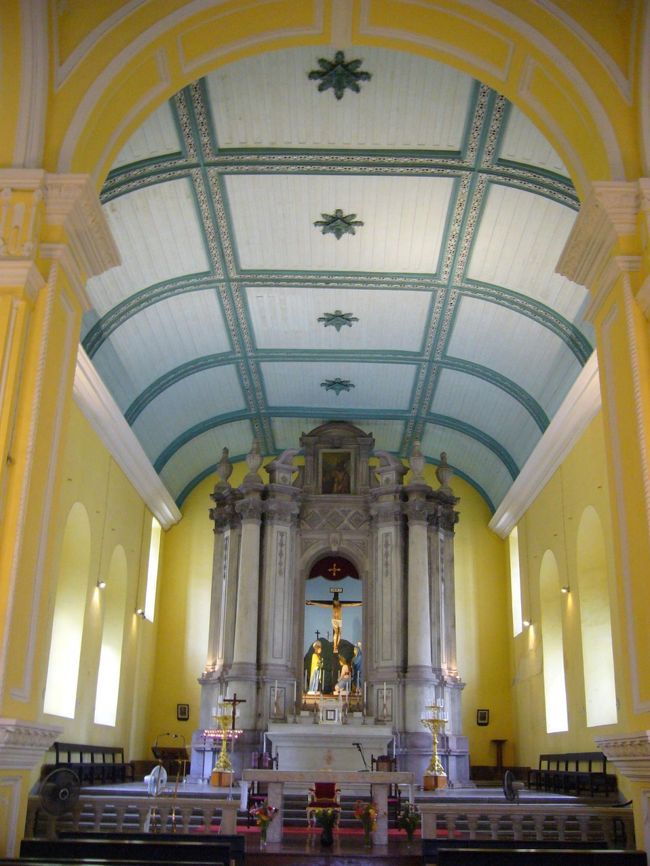 中に入ってみました。<br />観光客もおらず、地元のクリスチャンが熱心な祈りをささげるなか、しばし、ボーッと。