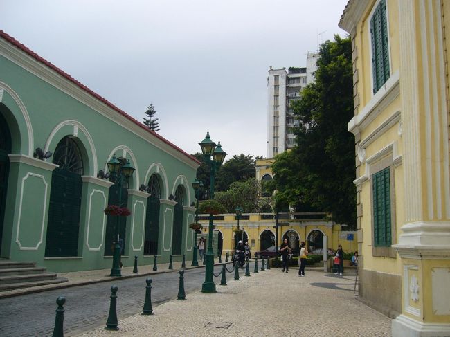 ロバート・ホー・トン図書館、聖オーガスチン教会、聖ヨセフ修道院の3つの世界遺産が交差するこの通り。<br />道を歩けば、世界遺産。マカオってすごい。