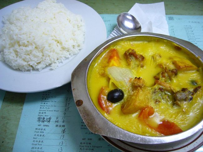 お腹ペコペコで、ローカルな雰囲気満点の食堂へ入店。<br />オーダーしたのは『Baked Chicken a la Portuguese &amp; Rice』なるもの。要はポルトガル風鶏煮込？<br />どんなもんやら？と思ったけれど、なかなか美味！