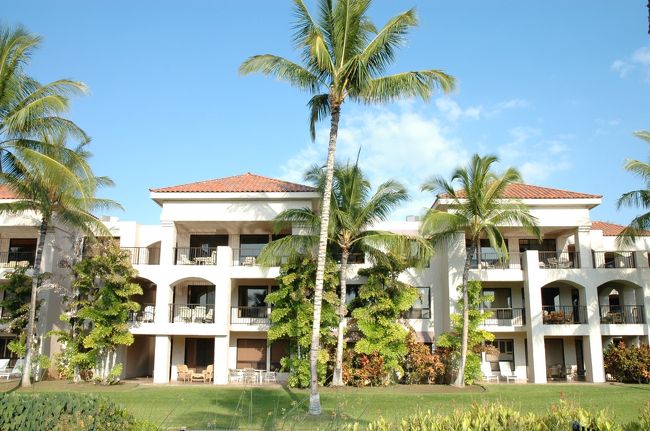 滞在は、リゾートクエスト運営のコンドミニアム<br />「ショアーズ・アット・ワイコロア」<br />２ＢＲにて予約しましたが、広大な３ＢＲのヴィラをアサインされました。<br />広すぎます。<br />三番目の部屋は離れになっていて、帰り際まで気がつきませんでした。<br />本来の２ＢＲはこんな感じ。ヴィラは平屋になります。<br />