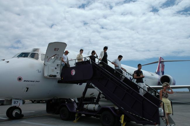 ホノルル空港からコナ空港に到着した、ハワイアン航空機。<br />さあ、楽しいバカンスの始まりです。