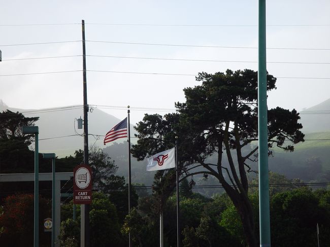 気持ちの良い高原ドライブ後、ワイメアの街に着きました。パーカー・ランチの旗が翻る。