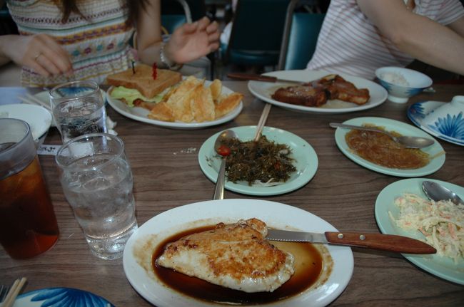 ランチは古き良き時代のなごり、マナゴ・ホテルで名物、ポーク・チョップ。<br />中央の惣菜は無料でついてきます。