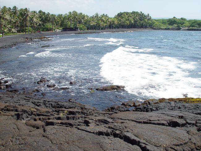 途中の観光地プナルウ黒砂海岸。本当に真っ黒の砂です。<br />キラウェアまであと少し。