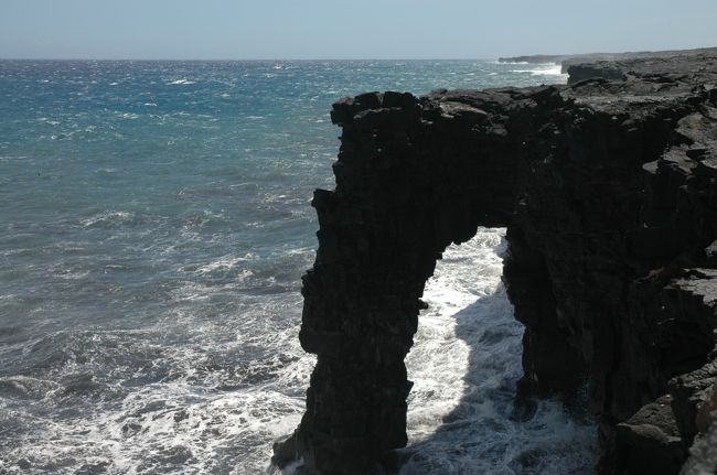 キラウェアに到着し、ランチ後すぐに「チェーンオブクレーターズロード」をひたすら下り、まだ溶岩流が流れ込んでいる海岸まで行きます。<br />すでに、ハリケーンの予報が出ており、今後道路が封鎖されるとのことでした。