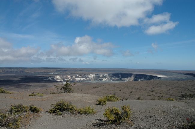 真っ黒な溶岩台地の中を縫って巡らされているチェーン・オブ・ザ・クレーターズ・ロードを戻り、ボルケーノ・パーク内の大噴火口「ハレ・マウマウ」へ。