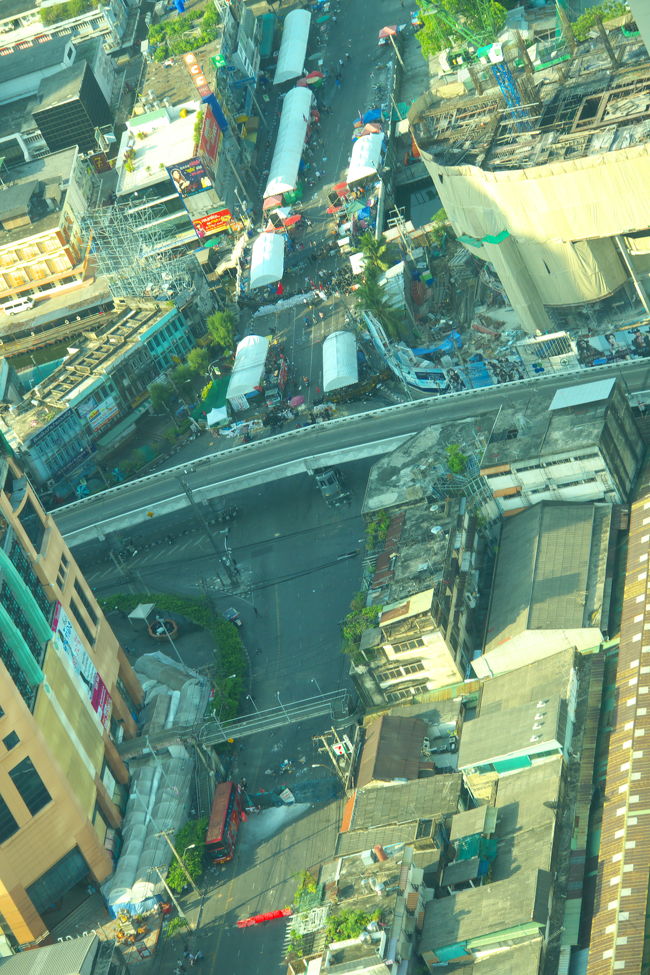 この交差点より上側が立てこもりエリアです。