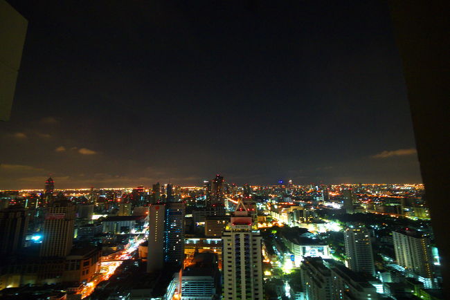 １３日夜です。<br />左側の縦に伸びる道が立てこもりエリアです。この日はまだ電気を止めていないので明るいです。