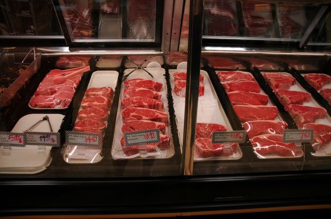 夕食の買出しは、ワイコロア・ビレッジへ。<br />新しくて、きれいで、「高級マーケット」の雰囲気です。<br />商品もやや高めですが、アンガス・プライムやパーカーランチ・ビーフはお値打ち。<br />