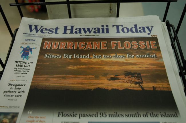 翌朝の投げ込み新聞、ハリケーン通過のニュース。昨日は学校や公共の施設は全て休みになってました。