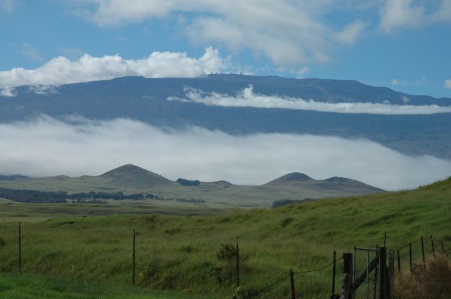 マウナ・ケア山西麓からの景色。山頂の天文台もしっかり見えます。