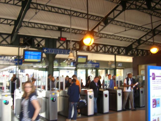 朝からＲＥＲに乗りヴェルサイユ宮殿に向います。<br /><br />写真はヴェルサイユ宮殿の最寄り駅Versailles-Rive<br /><br />-Gauche駅の改札。切符はＲＥＲの駅の自販機でわりと<br /><br />簡単に買えます。