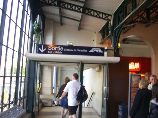 改札を出て右の出口へ