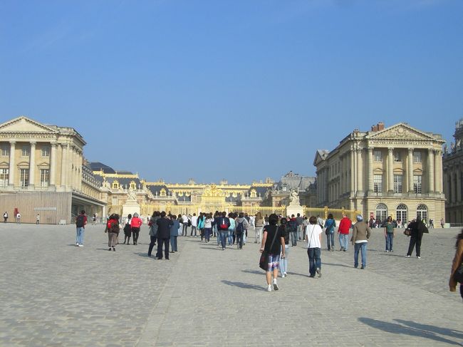 宮殿は朝９：００からです。<br /><br />９：１０でも既に多くのお客さん。<br /><br />