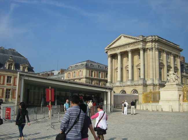 左のガラスの建物が個人用入り口、朝なら行列は<br /><br />２０人くらい、１２：３０頃出るときには数百メート<br /><br />ルの長蛇でした。中でセキュリティーチェックがあり<br /><br />ます。