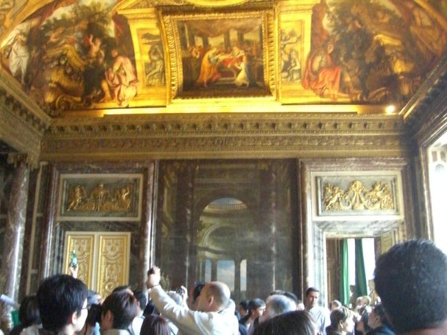 ツアーの人で混み合います<br /><br />様々な言語のツアーが見ることができます<br /><br />