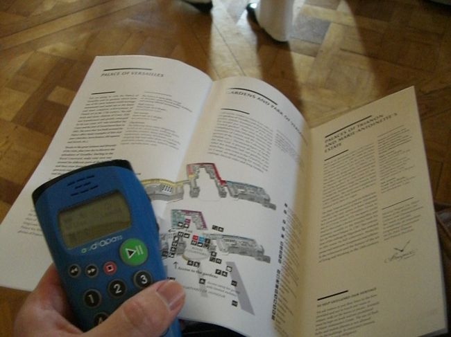 ヴェルサイユでは音声ガイドは無料です。<br /><br />しかしボロい。