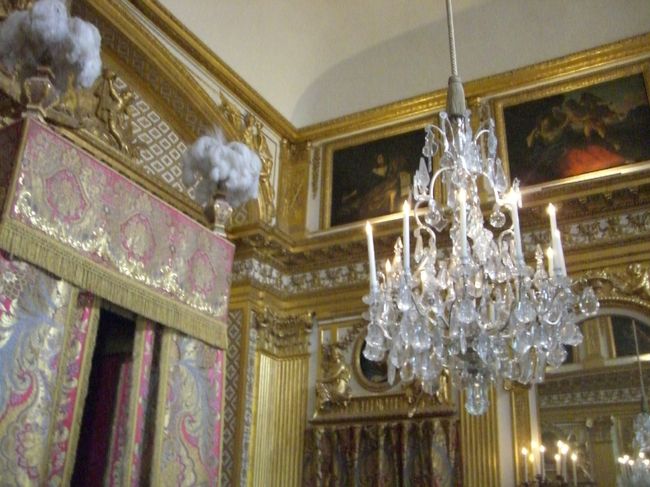 鏡の廊下の横にこのような部屋がいくつかあります。