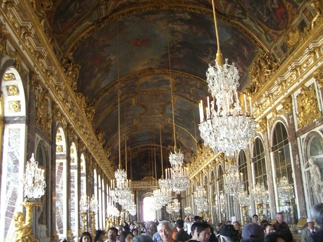 当時もこのような多くの人がつめかけたのでしょう<br /><br />か？<br /><br />鏡の回廊を振り返った時の写真です。