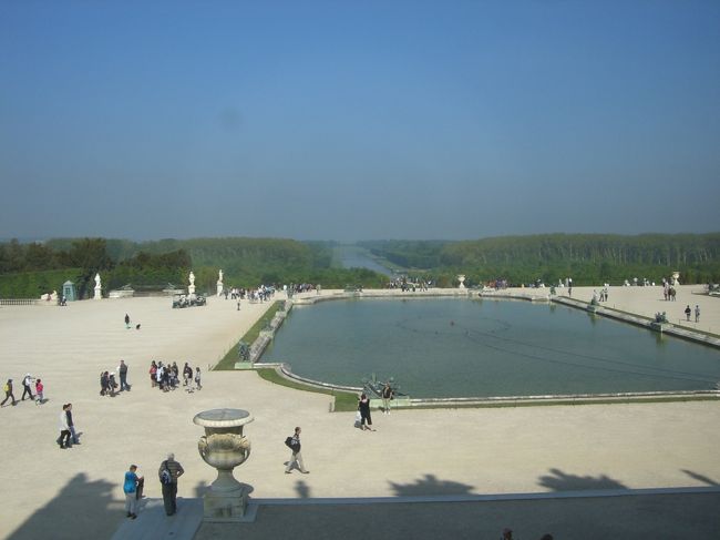 あちこちの窓から庭園が見えます。<br /><br />遥か向こうまで宮殿の土地。