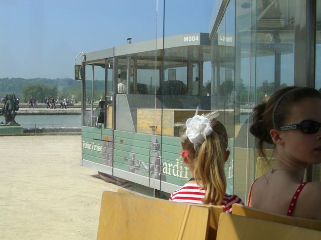 庭園内をプティ・トランで周ってみます。<br /><br />乗り放題９ユーロ<br /><br />東洋人はあまり乗らないようです、ツアー客も少なく<br /><br />欧米からの家族連れがほとんどです。<br /><br />快適で景色も楽しめますからおすすめ！！！