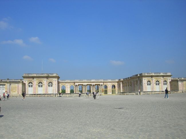 グラン・トリアノン<br /><br />時間があれば降りてゆっくり見たいですね