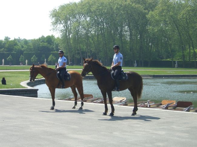 警察のようですが写真を撮られることが仕事のよう<br /><br />です