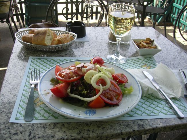 庭園のカフェで昼食<br /><br />サラダと白ワイン