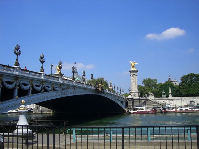 パリに戻ってきました<br /><br />アレクサンドル３世橋<br /><br />ＲＥＲアンヴァレット駅の地上にでたところです