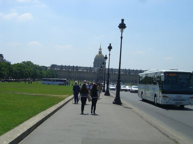 交通量が多い地域なのでちゃんと信号を利用します