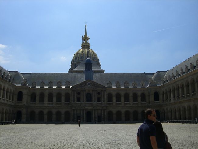 この建物のなかが軍事博物館・開放勲章博物館・<br /><br />立体地図博物館