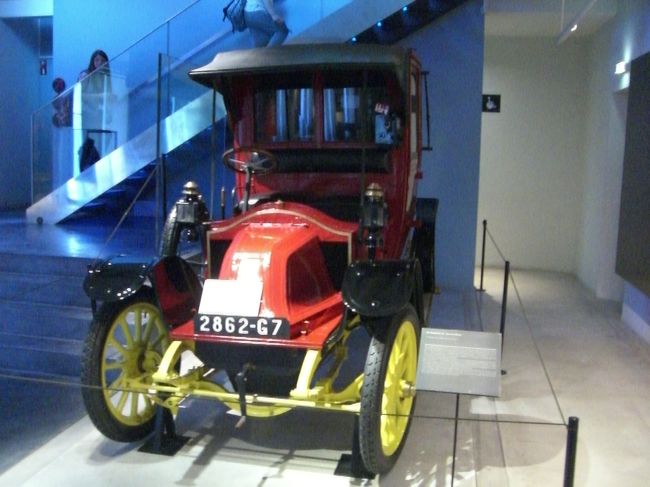 軍事博物館に入ってみましたがあまり興味のあるもの<br /><br />がなく写真はこの一枚。<br /><br />タクシーが何故か展示してありました、当時はお客さ<br /><br />んのみ屋根つき