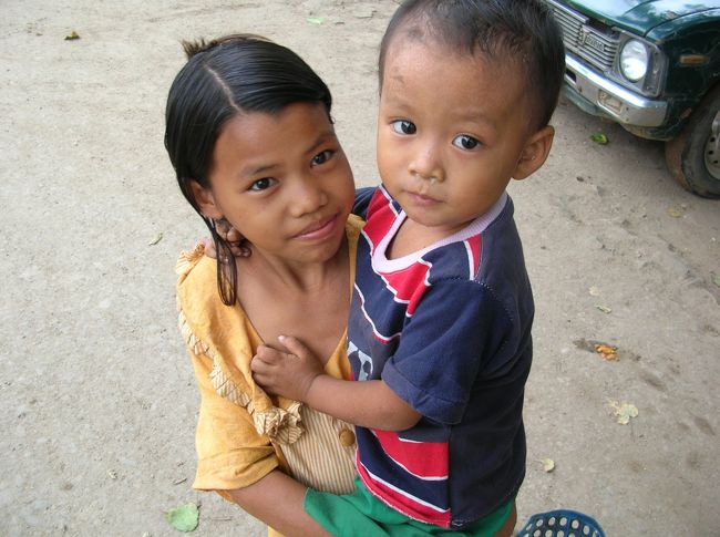 ニャウンウーに着いた時も、そんな不安を感じ緊張して歩いてた。<br />すると前方からお姉ちゃんに抱きかかえられたハナタレ小僧がやってきた。<br />一瞬視線が合う。<br />急に肩の力が抜けた。<br /><br />ハナタレ小僧のいる町。楽しくなりそうだ。