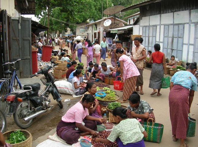 とりあえず宿に荷を置き、市場へ行ってみる事にする。