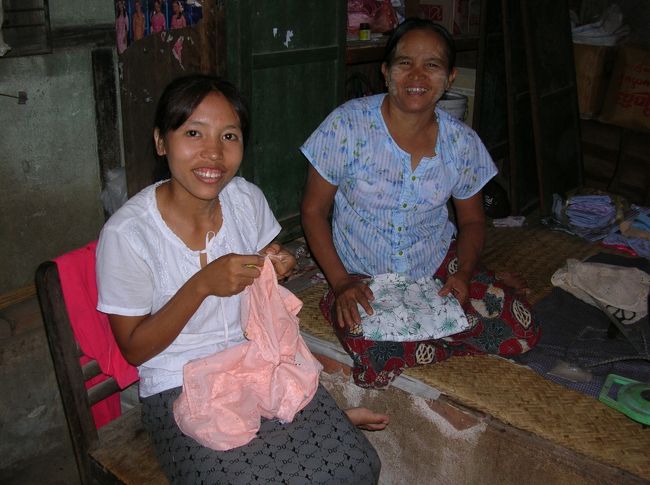 2年前にミャワディを訪れて、その人当たりのよさにずっと気になってたミャンマー。<br /><br />ニャウンウーでもやはりみんな笑顔で迎えてくれた。