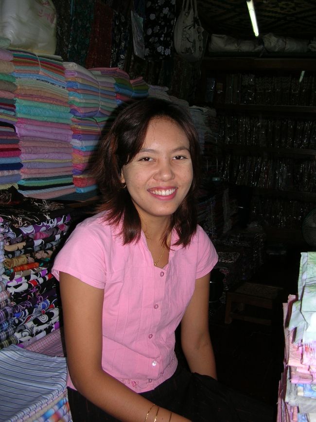 みんな笑顔で、カメラを向けるのが楽しい。<br /><br />ここを歩いてるだけでバガン観光は終了してしまいそうだ。