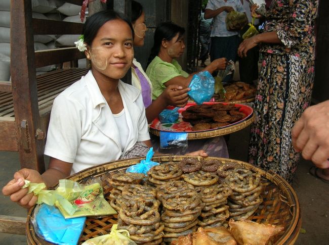 市場の狭い小道でインド系のスナックを売ってた女の子。