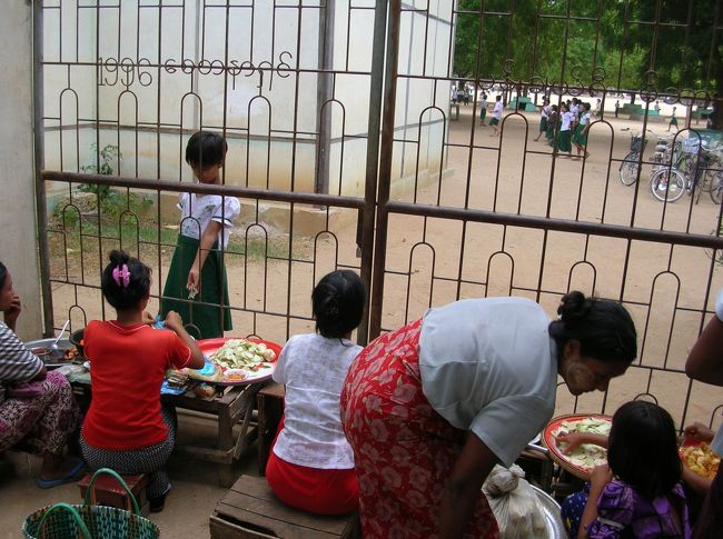 市場に隣接して小学校があり、その校門越しに子供達にお菓子や果物を売ってた。 