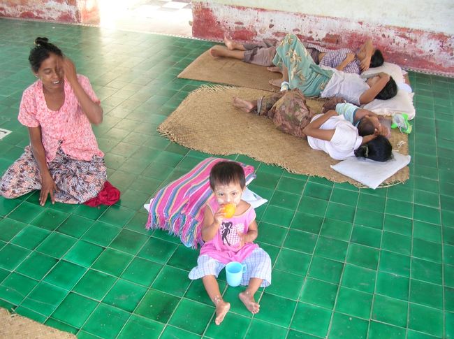 市場の北東にある寺院では女性がお昼寝中。