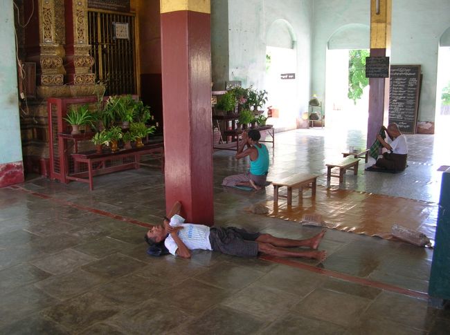 同じ寺院で本尊の前では男性が熱心にお祈りしてるのに、その横で爆睡してる人も。<br />日本だと不謹慎と言われそう。