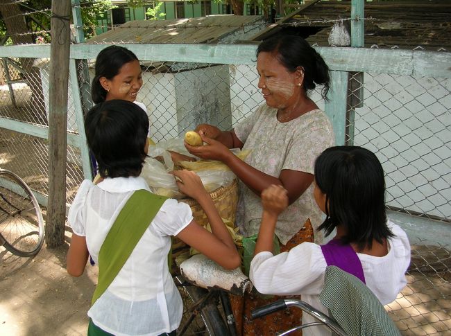 本格的な寺院巡りは翌日からしようと思ってたが、歩いて行けそうなシュエズィーゴォン・パヤーというお寺に行ってみる事にする。<br /><br />市場からシュエズィーゴォン・パヤーに行く途中にあった学校前で買い食いする女学生。
