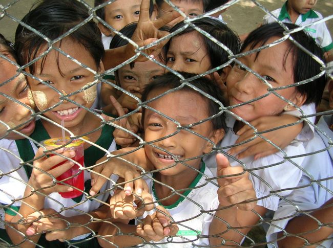 学校の金網越しに私が覗き込むと、子供達が集まってきた。<br />見慣れぬ風体の外国人にテンションがあがる。