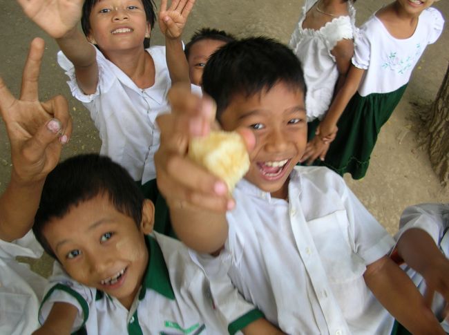 どんどん集まる子供達。しかし、この後やってきた女の先生に子供達はしばかれまくってました。 