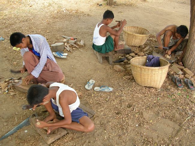 シュエズィーゴォン・パヤー前の広場で木を掘り出してみやげ物を作ってる人達がいた。