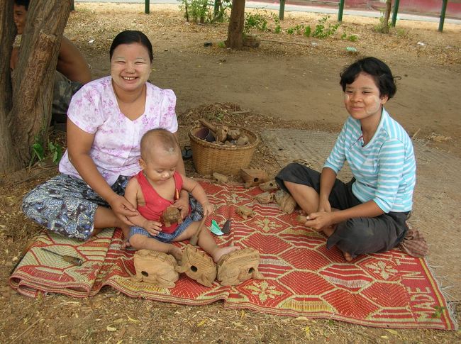 出来上がったみやげ物はタイとかでもみかけるカエルの形をした、背中を棒でこするとゲロゲロ鳴く置物でした。<br /><br /> ところでこのお母さんに、抱いてる子供は男か女か訊ねたら、いきなり子供のパンツをずりおろしてました。立派な男の子でした。 