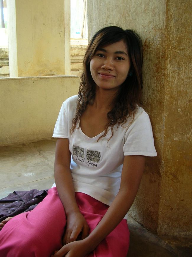 シュエズィーゴォン・パヤーの参道のみやげ物屋の女の子。 <br /><br />撮った写真を送るから住所を教えてと言ったら、多分届かないから誰かミャンマーに来る友人がいたらその人に託してと言われた。 