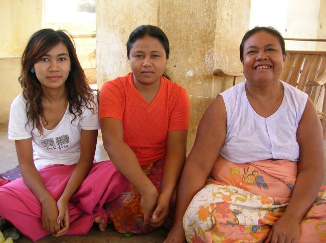 そのお姉さん（中央）とお母さん（右）。<br />お姉さん、お母さんと徐々に腕が太くなってます。<br /><br />「天空の城ラピュタ」でドーラの息子がシータを見つめながら<br />”信じられるか？あのコがママみたいになるんだぞ！”<br />という シーンがありますが、いつかは彼女も・・・。