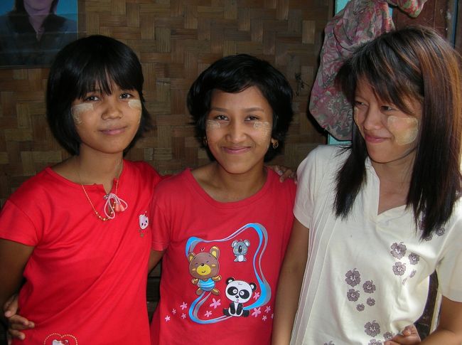 宿の近くを散策。<br /><br />彼女達の家の前の貯水槽のようなものを眺めてたら、私が水が飲みたいと思ったのか左の女の子がお椀に水を汲んで持ってきてくれた。<br /><br />細かな心使いに感動。 