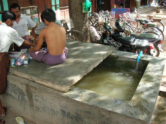 宿にはホットシャワーがあり、水は問題なく使えたが一般の家庭にはまだまだ水道が普及してないのか、こんな共同の水場がありました。