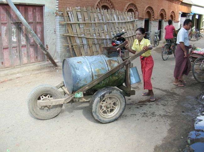 その水場へドラム缶を改造した給水車で水を汲みに来た女性。 